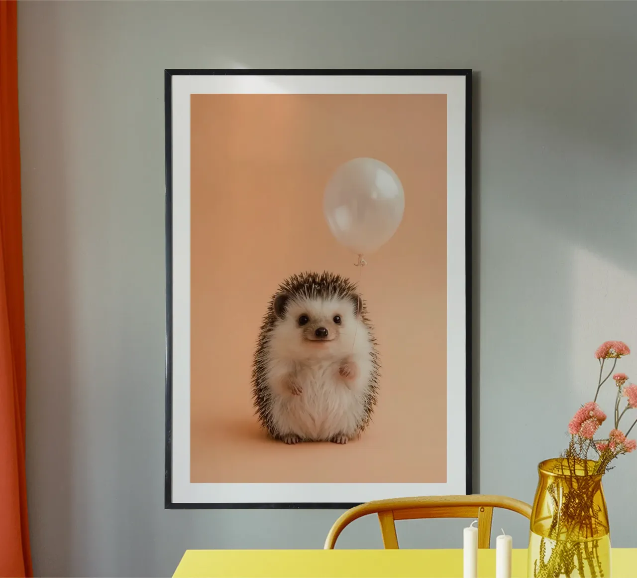 Riccio che tiene un palloncino bianco su sfondo color pesca poster da DesignDoodle