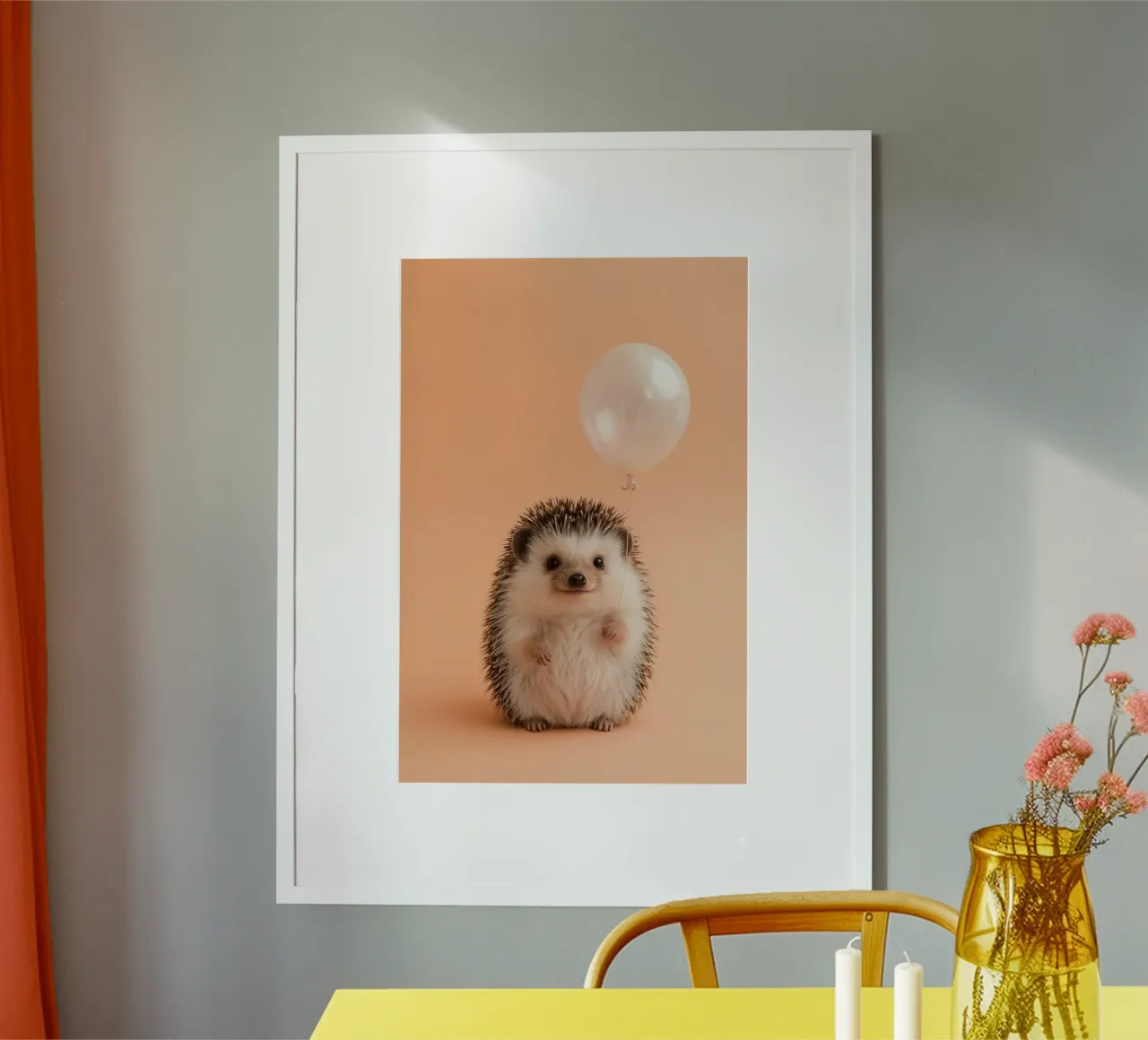 Riccio che tiene un palloncino bianco su sfondo color pesca poster da DesignDoodle
