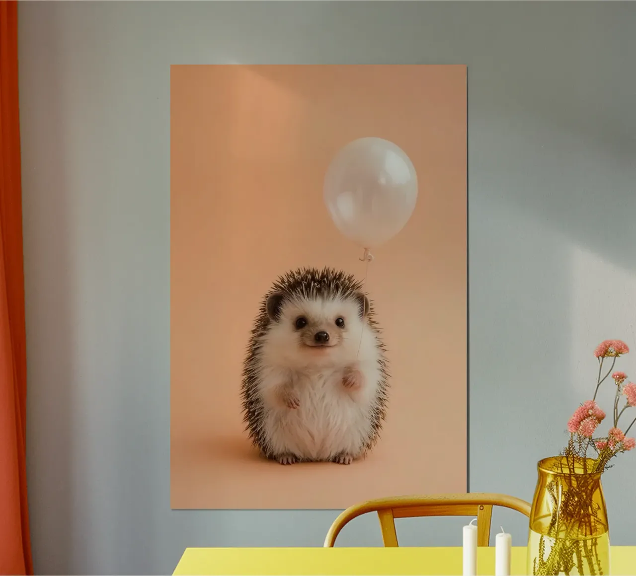 Riccio che tiene un palloncino bianco su sfondo color pesca poster da DesignDoodle