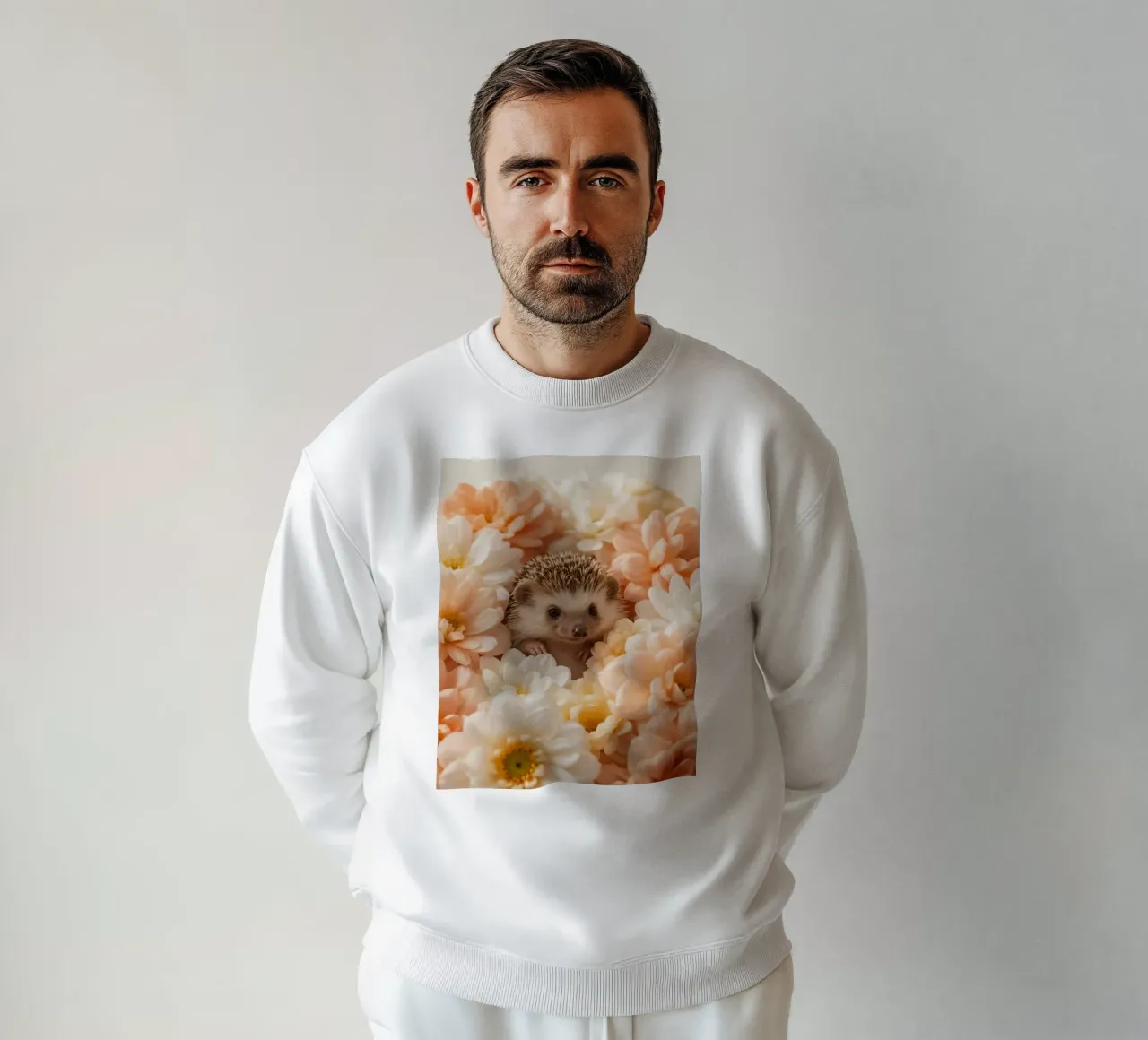 Riccio in crema pesca e fiori bianchi felpa da DesignDoodle
