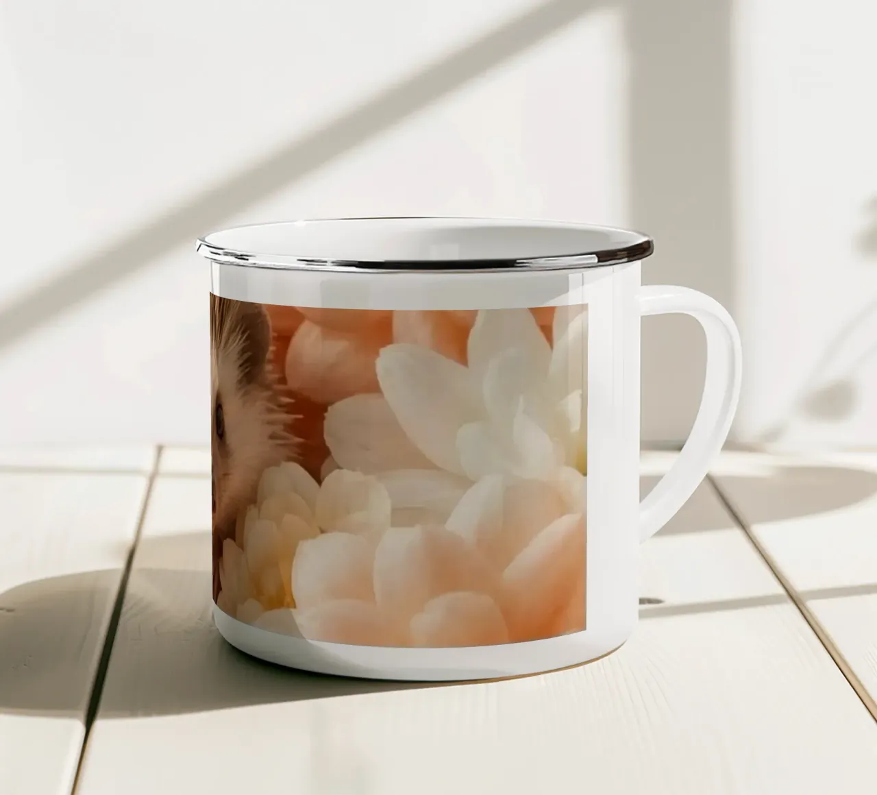 Riccio in crema pesca e fiori bianchi tazza in smalto da DesignDoodle