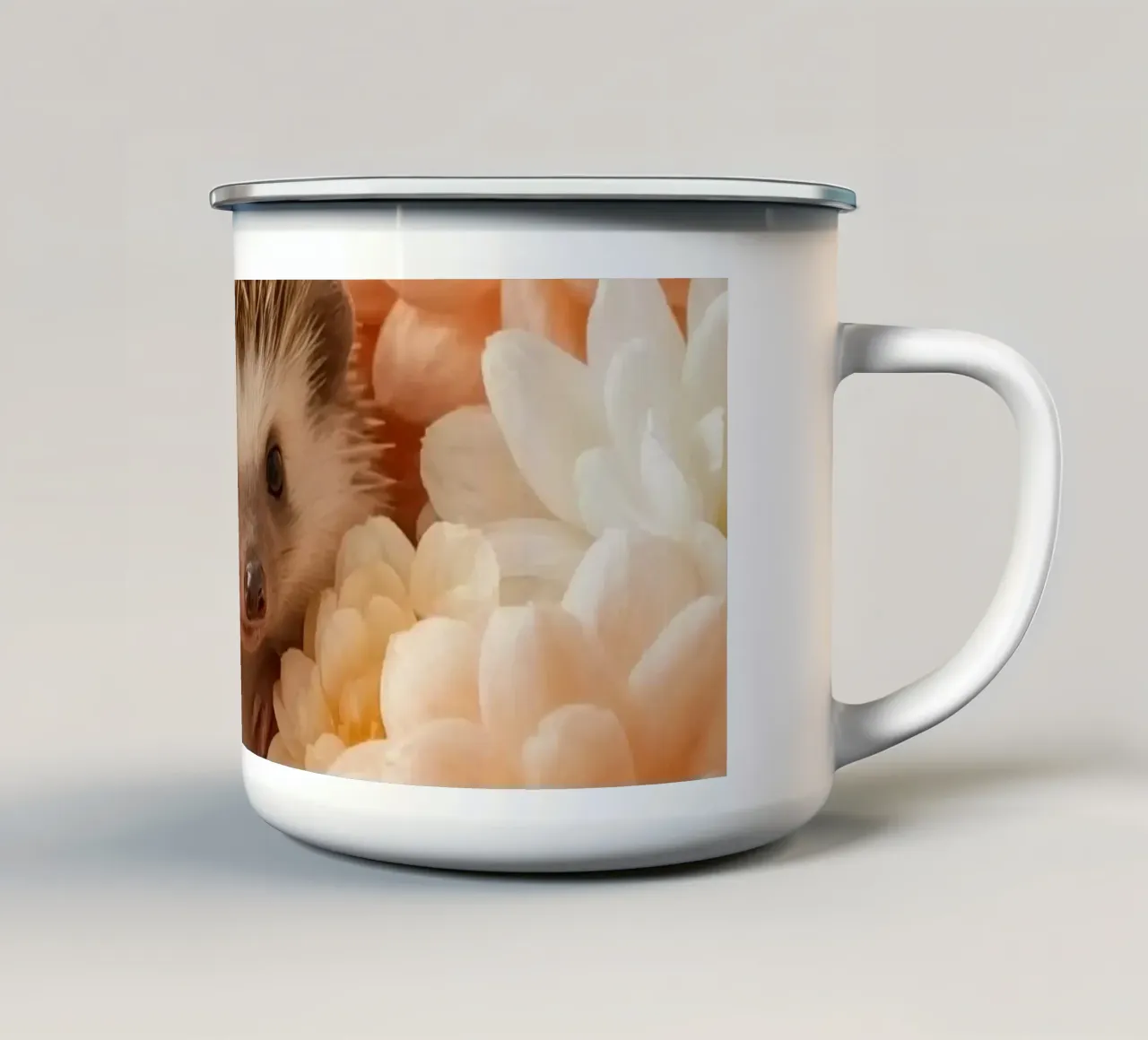 Riccio in crema pesca e fiori bianchi tazza in smalto da DesignDoodle