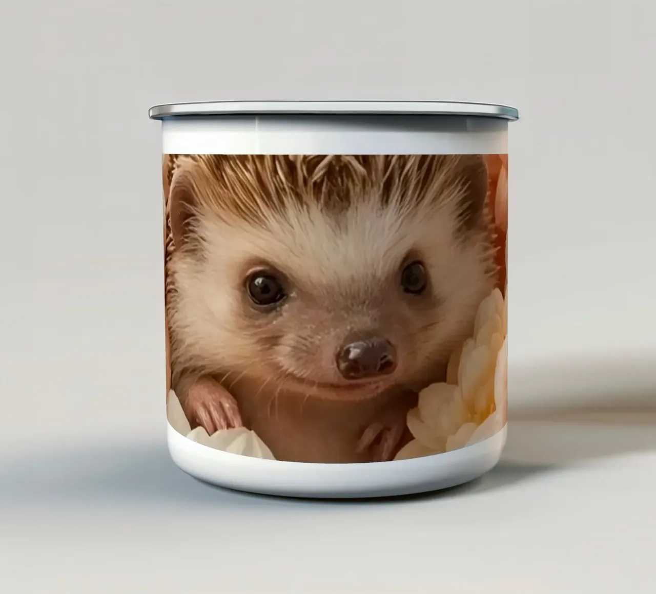 Riccio in crema pesca e fiori bianchi tazza in smalto da DesignDoodle