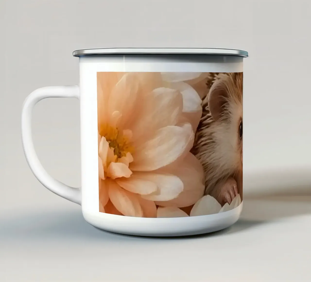 Riccio in crema pesca e fiori bianchi tazza in smalto da DesignDoodle