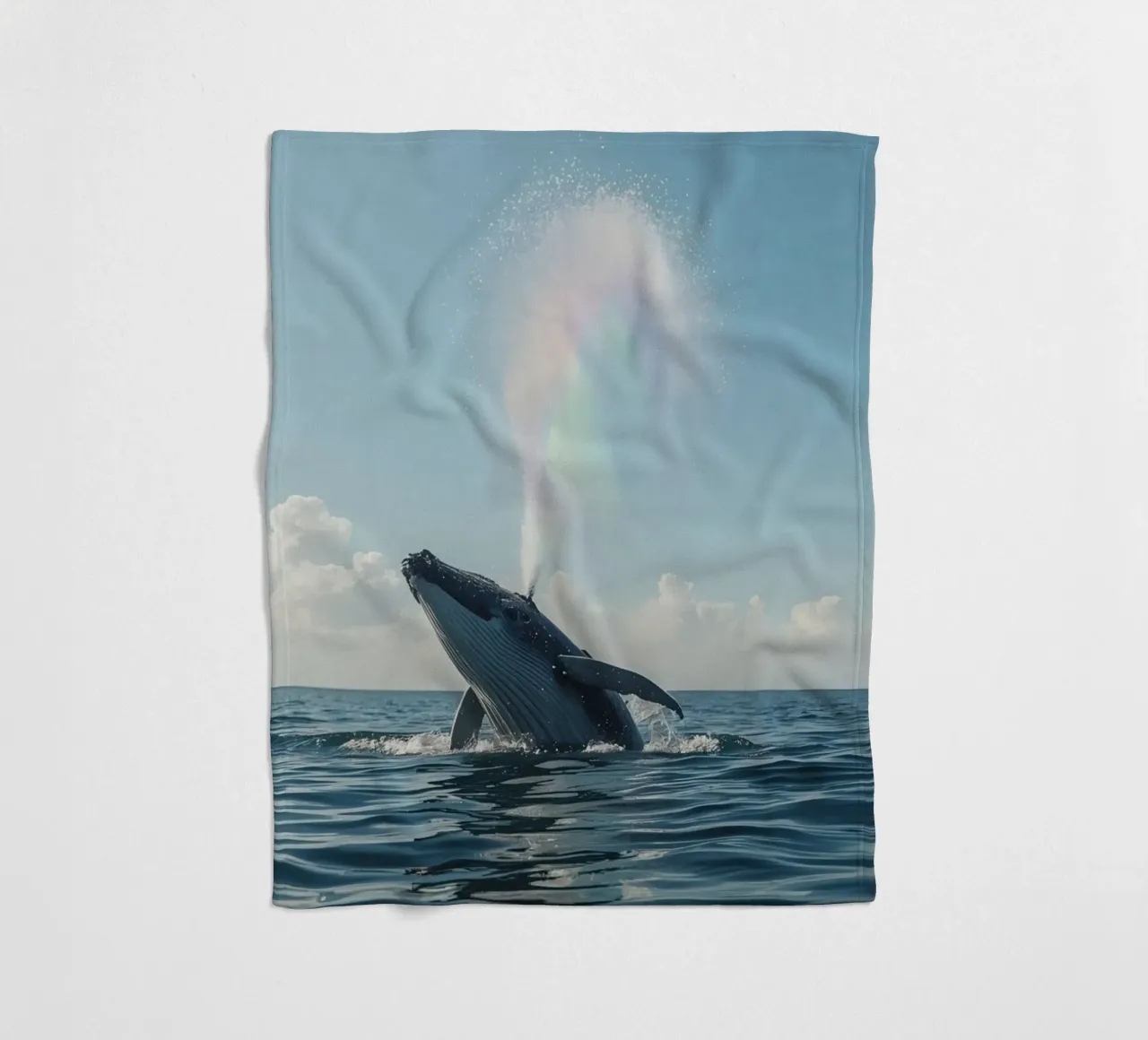 Balena megattera che si infrange con un getto d'acqua arcobaleno coperta in pile da DesignDoodle
