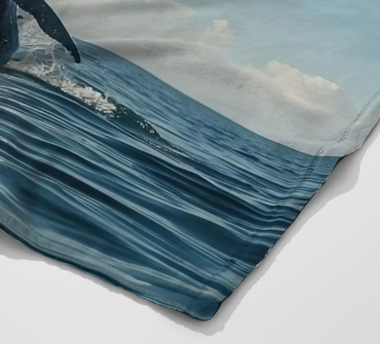 Balena megattera che si infrange con un getto d'acqua arcobaleno coperta in pile da DesignDoodle