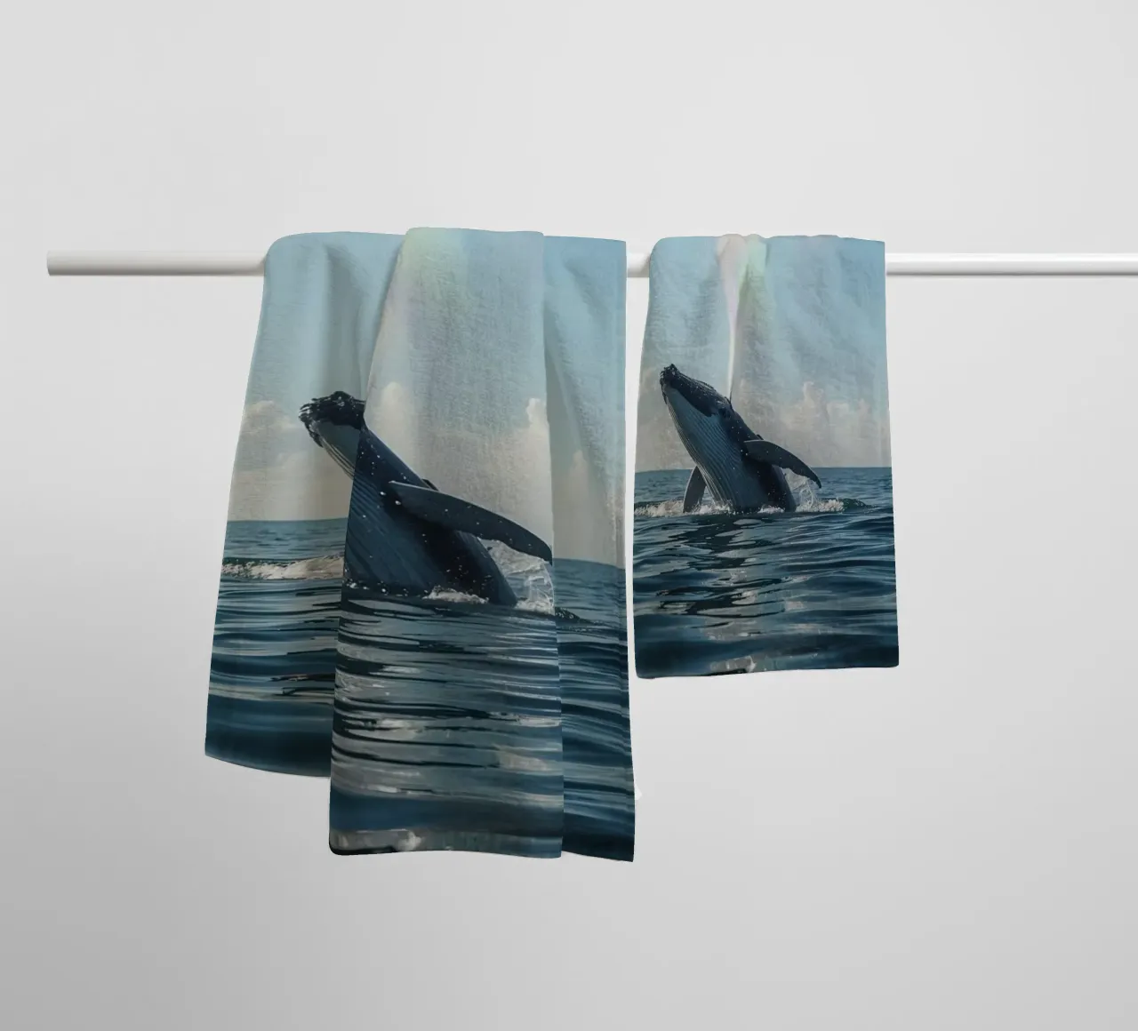 Balena megattera che si infrange con un getto d'acqua arcobaleno asciugamano da bagno da DesignDoodle