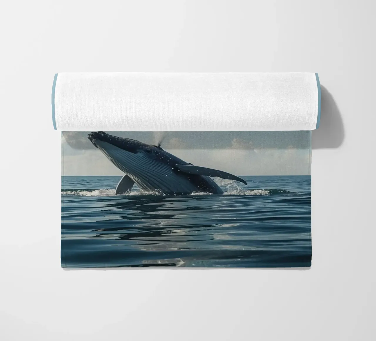 Balena megattera che si infrange con un getto d'acqua arcobaleno telo mare da DesignDoodle