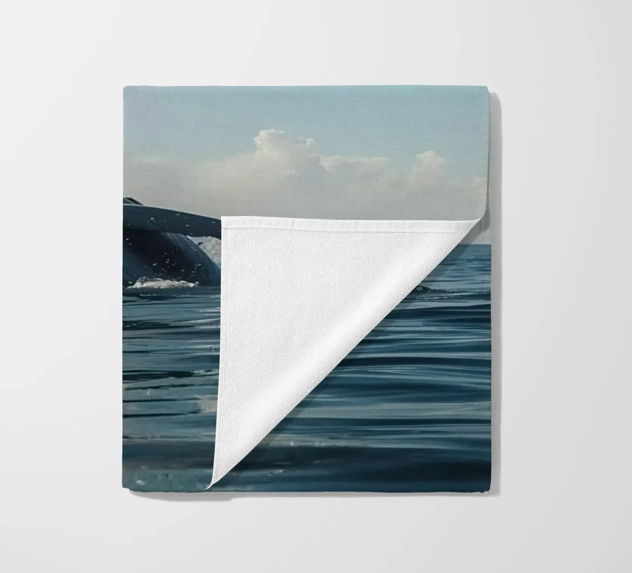 Balena megattera che si infrange con un getto d'acqua arcobaleno telo mare da DesignDoodle