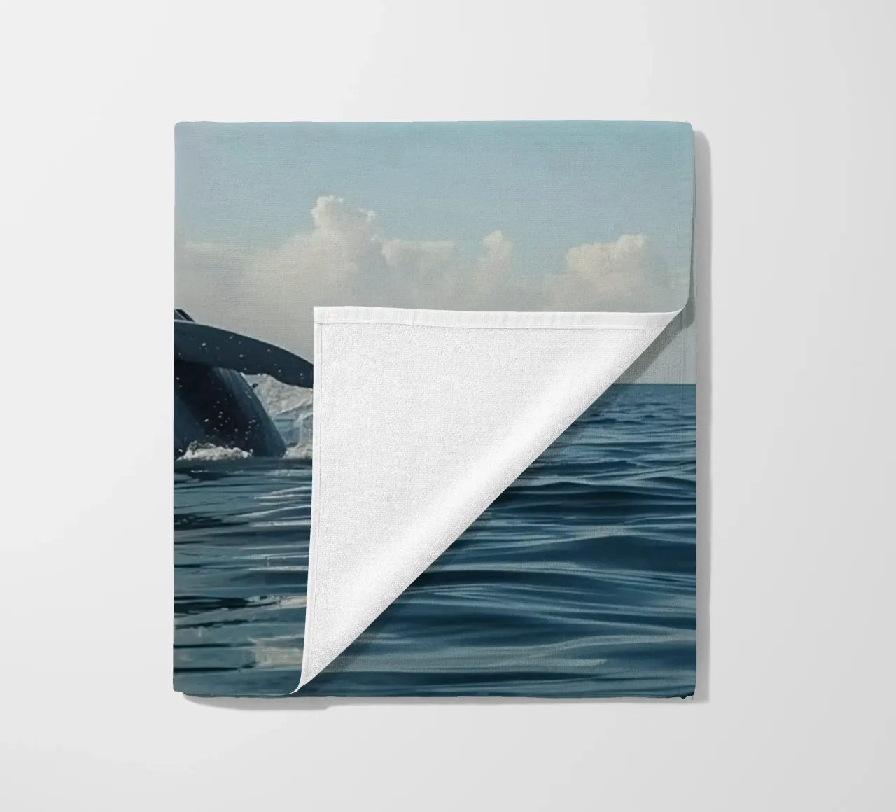 Balena megattera che si infrange con un getto d'acqua arcobaleno telo mare da DesignDoodle