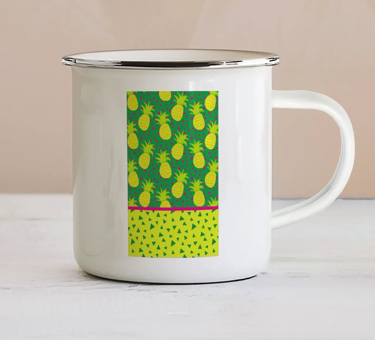 Falling Pineapples tazza in smalto da Maria Kritzas