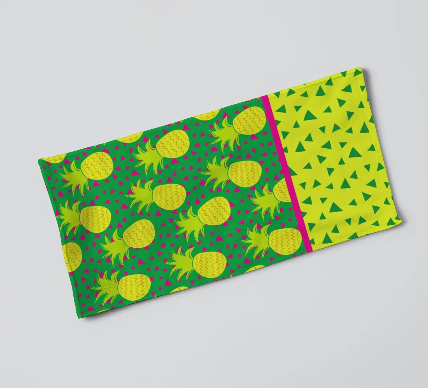 Falling Pineapples badhanddoek van Maria Kritzas