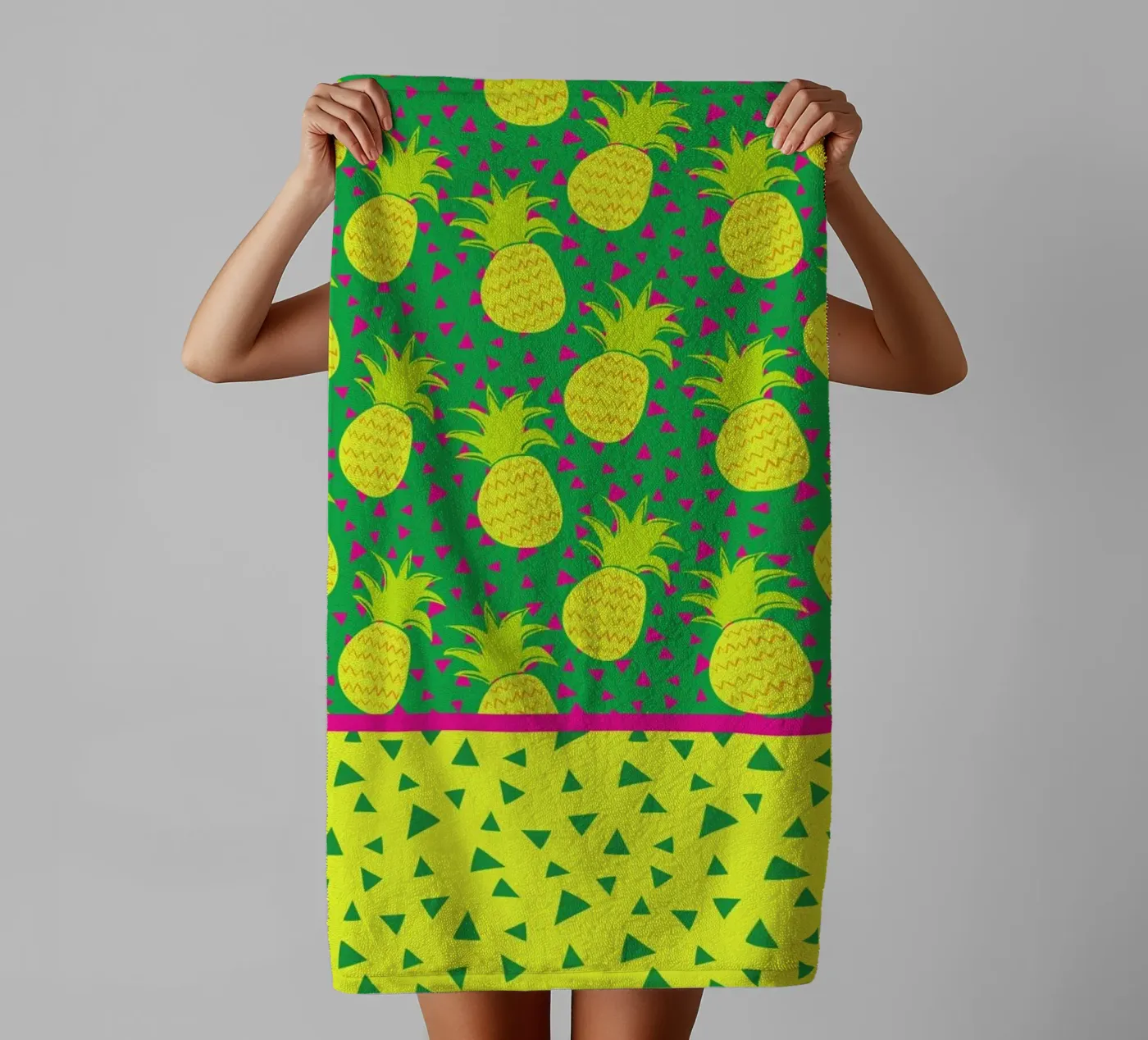 Falling Pineapples Handtuch von Maria Kritzas