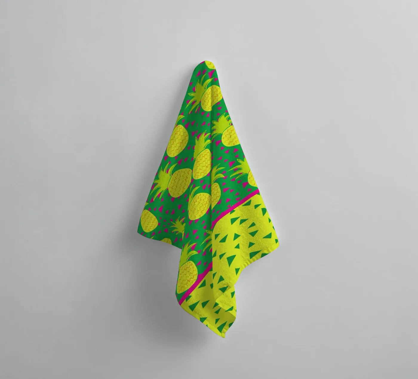 Falling Pineapples badhanddoek van Maria Kritzas