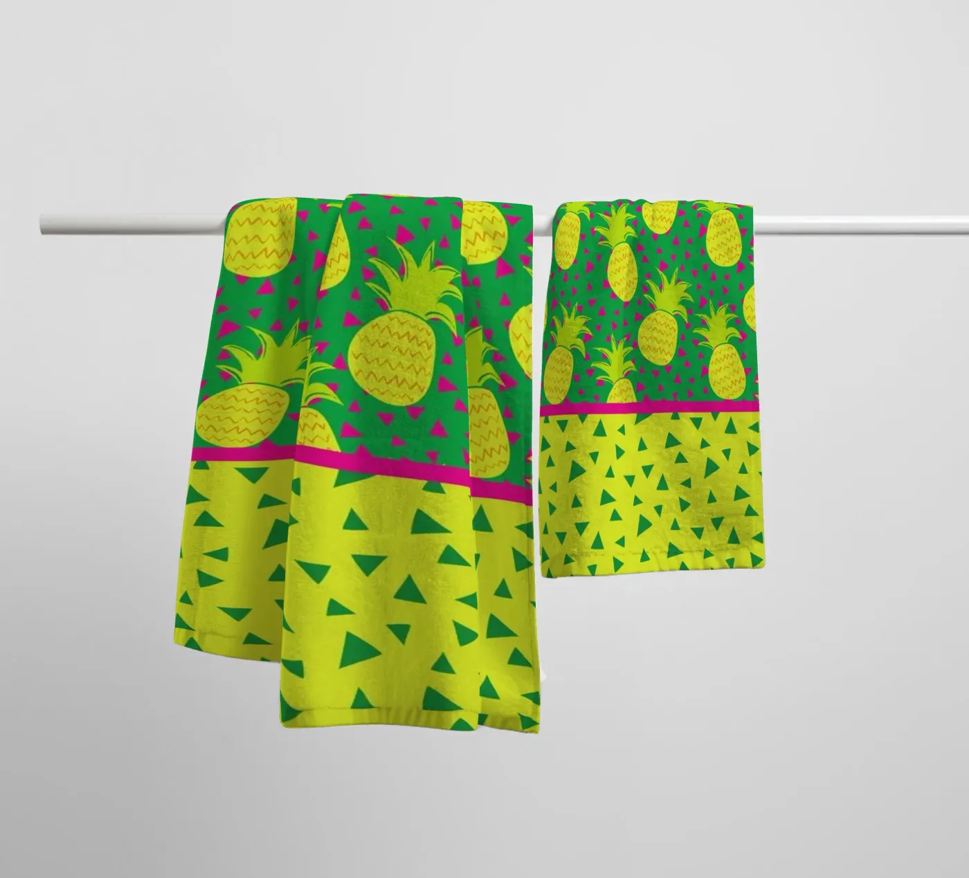 Falling Pineapples badhanddoek van Maria Kritzas