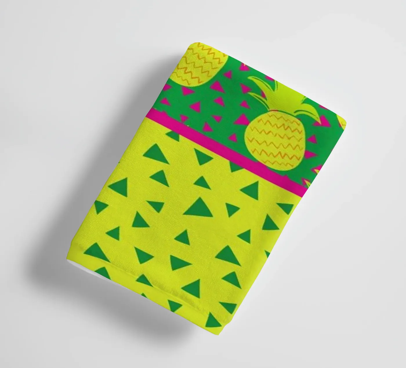 Falling Pineapples badhanddoek van Maria Kritzas