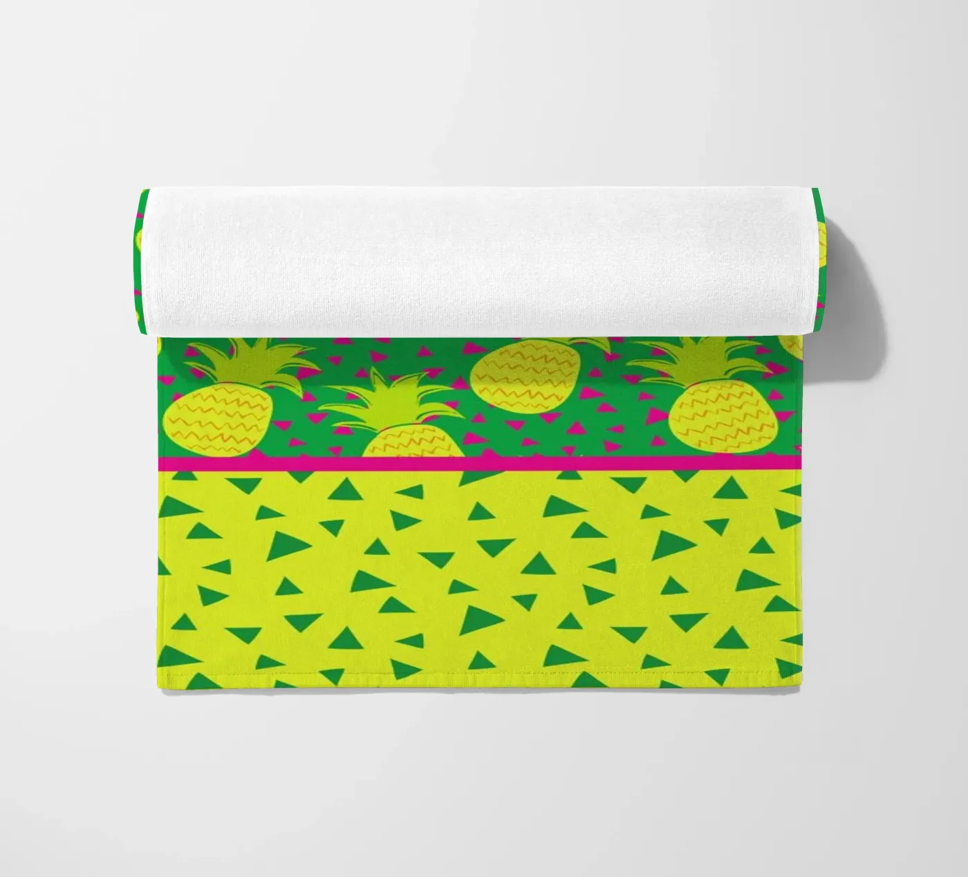 Falling Pineapples serviette de plage de Maria Kritzas