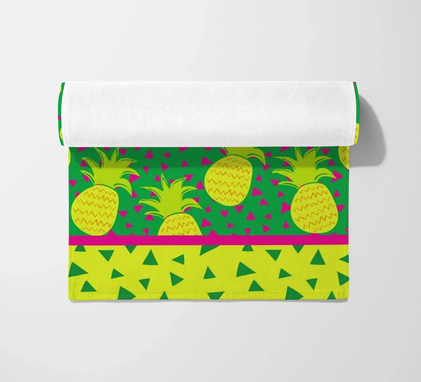 Falling Pineapples serviette de plage de Maria Kritzas