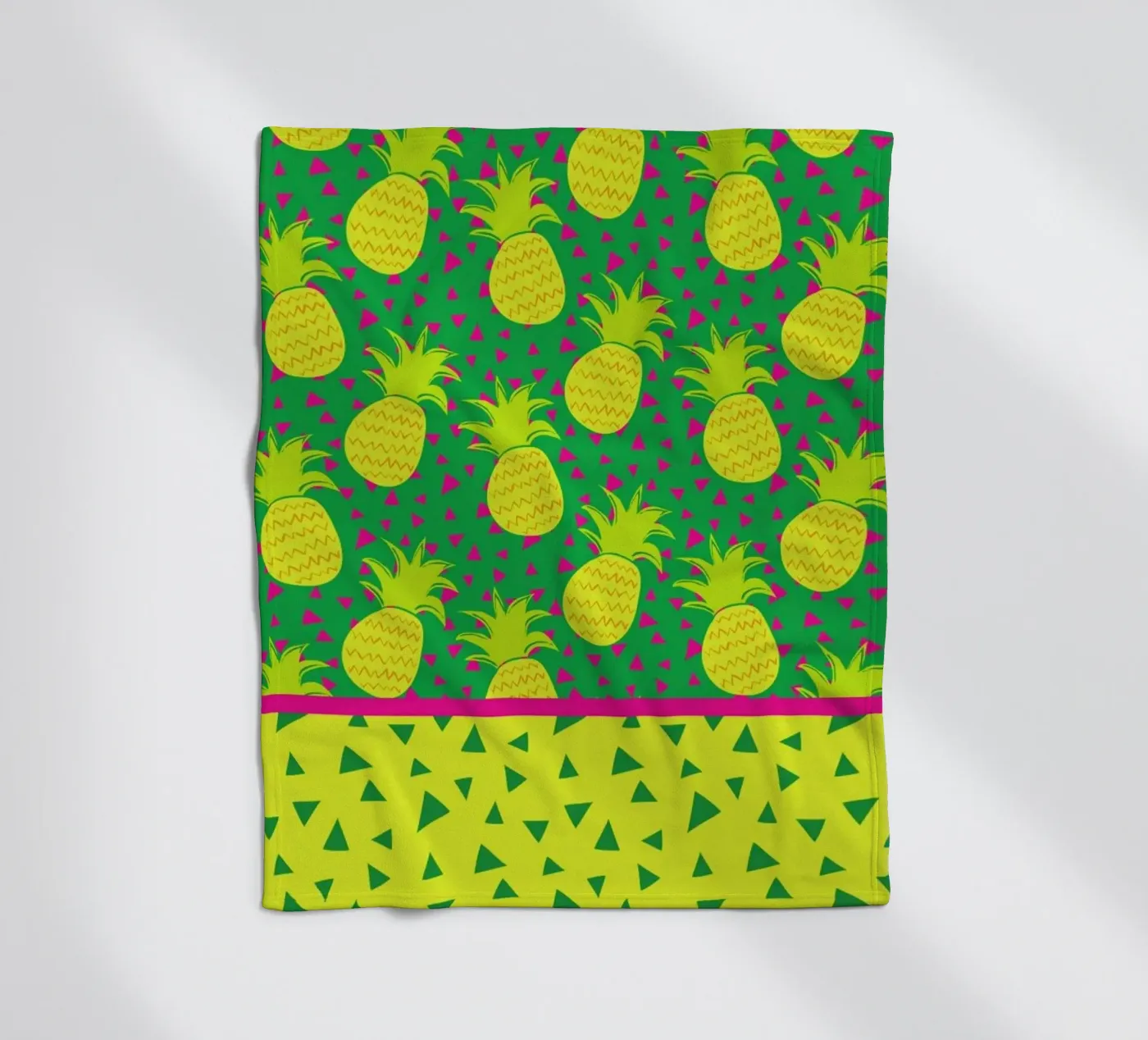 Falling Pineapples Fleecedecke von Maria Kritzas