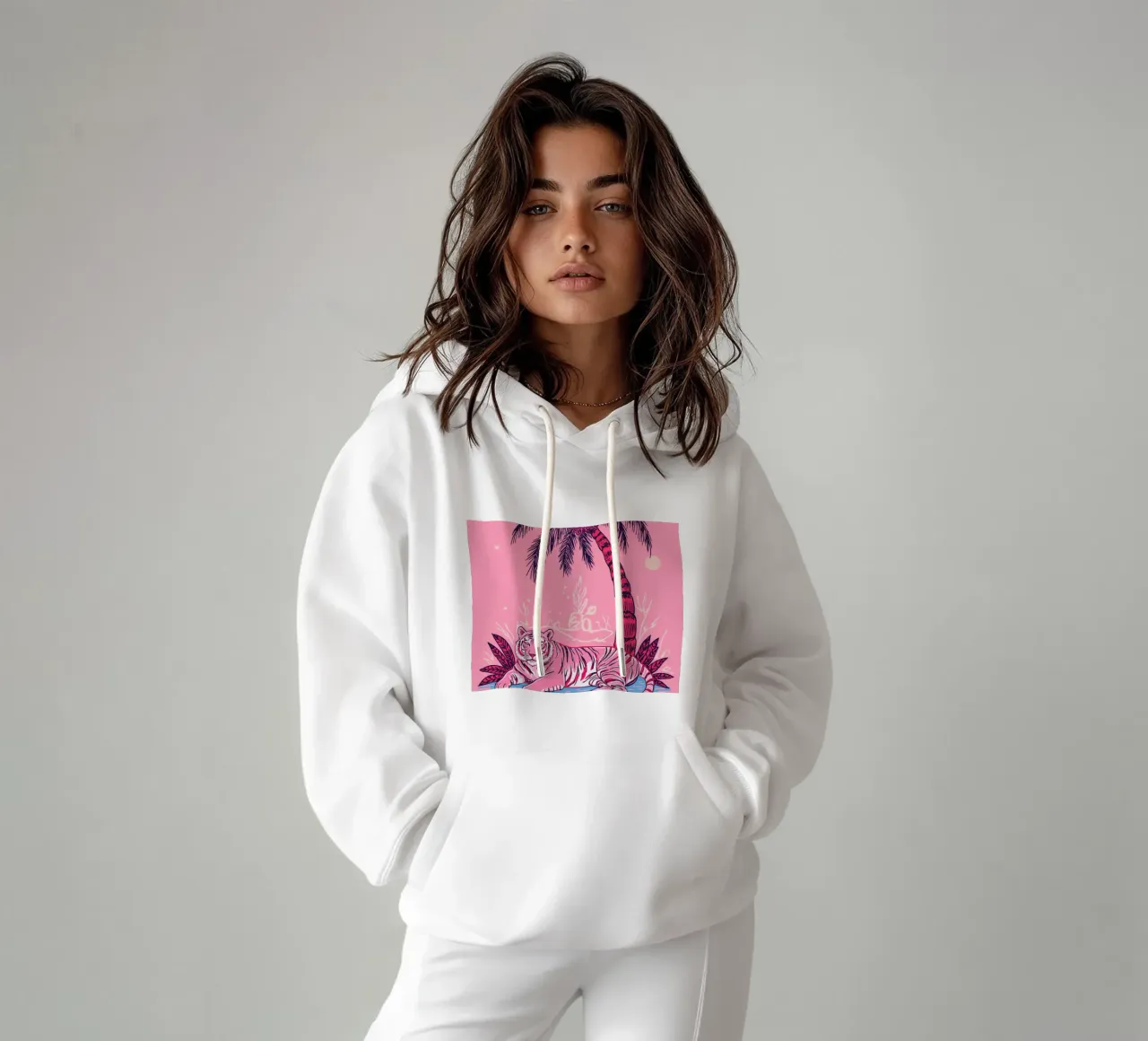 Tigre sotto una palma con combinazione di colori rosa felpa con cappuccio da DesignDoodle