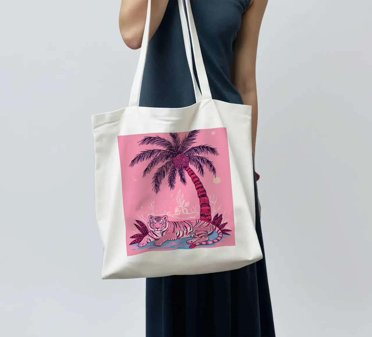 Tigre sotto una palma con combinazione di colori rosa borsa in juta da DesignDoodle