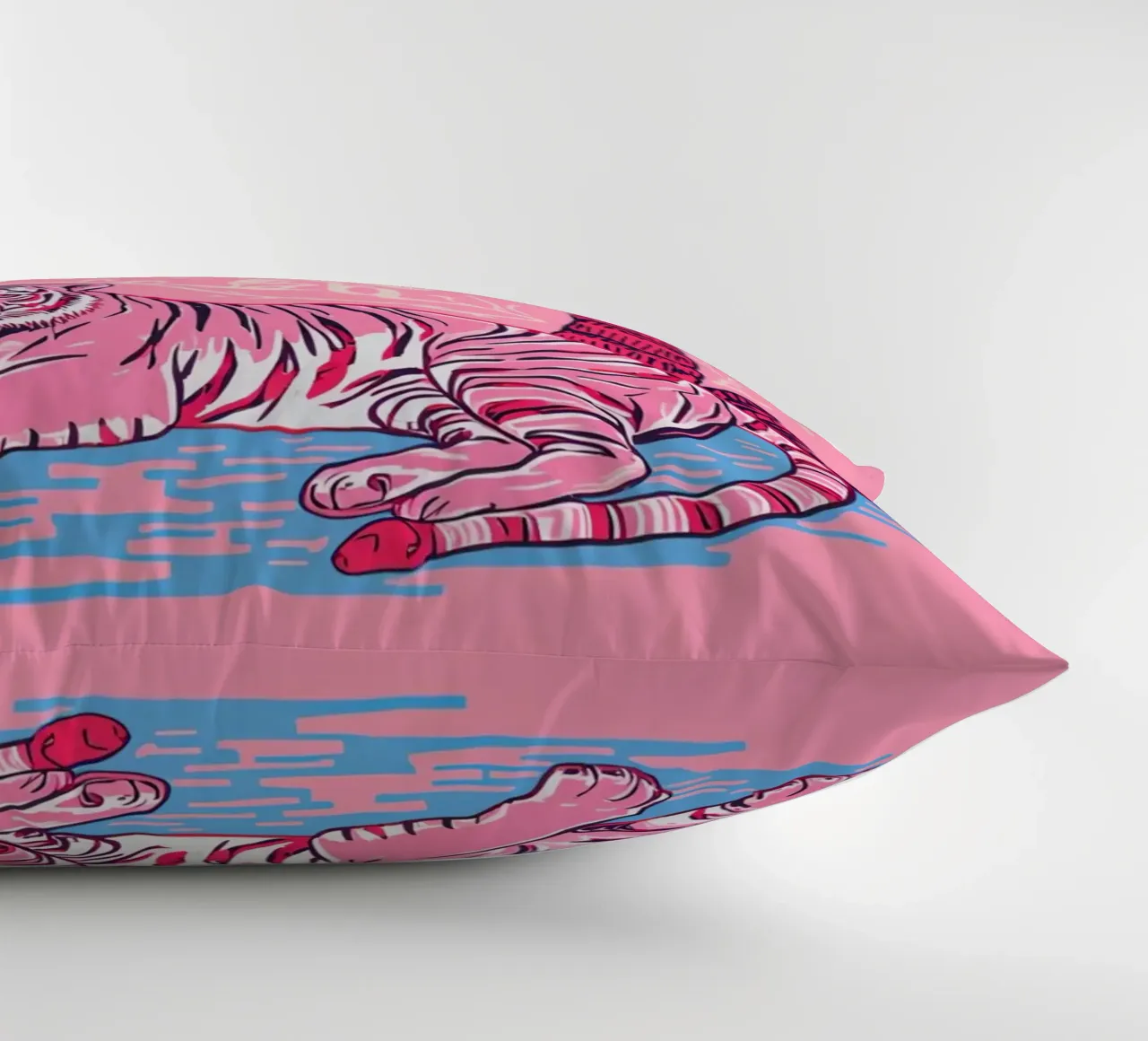 Tigre sotto una palma con combinazione di colori rosa cuscino da DesignDoodle