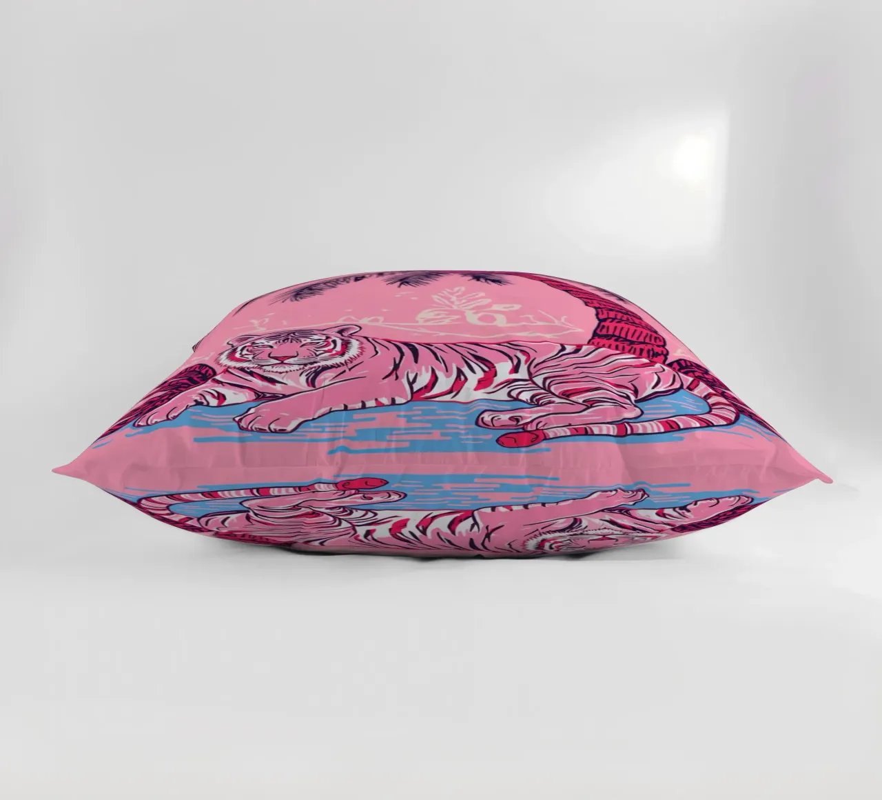 Tigre sotto una palma con combinazione di colori rosa cuscino da DesignDoodle