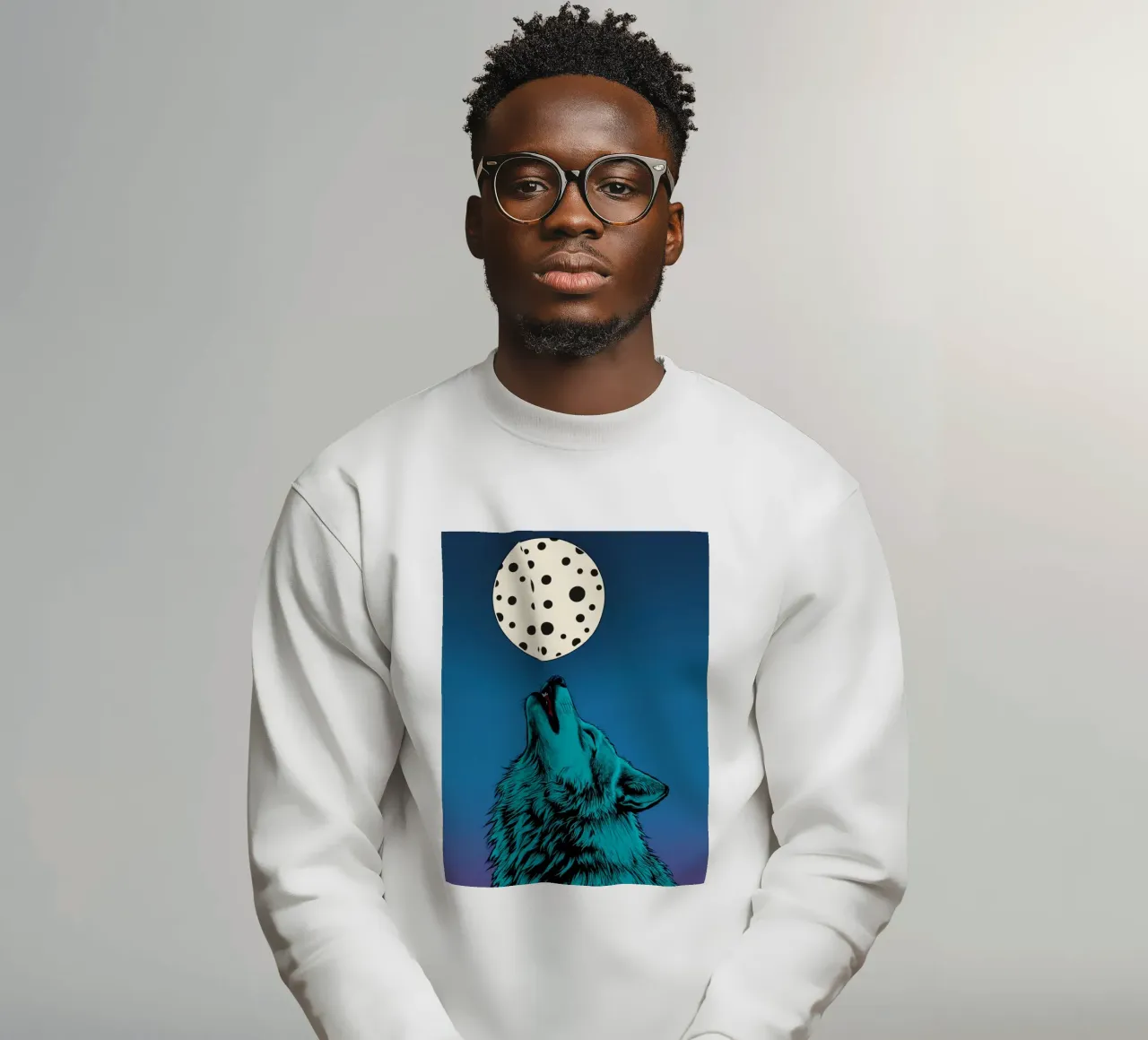 un lupo che ulula a una luna maculata felpa da DesignDoodle