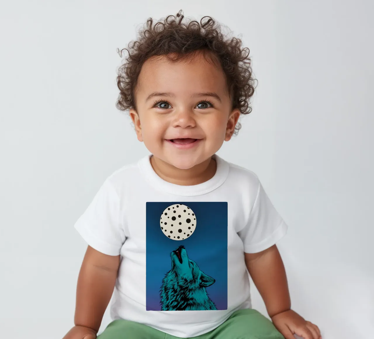 un lupo che ulula a una luna maculata maglietta neonato da DesignDoodle