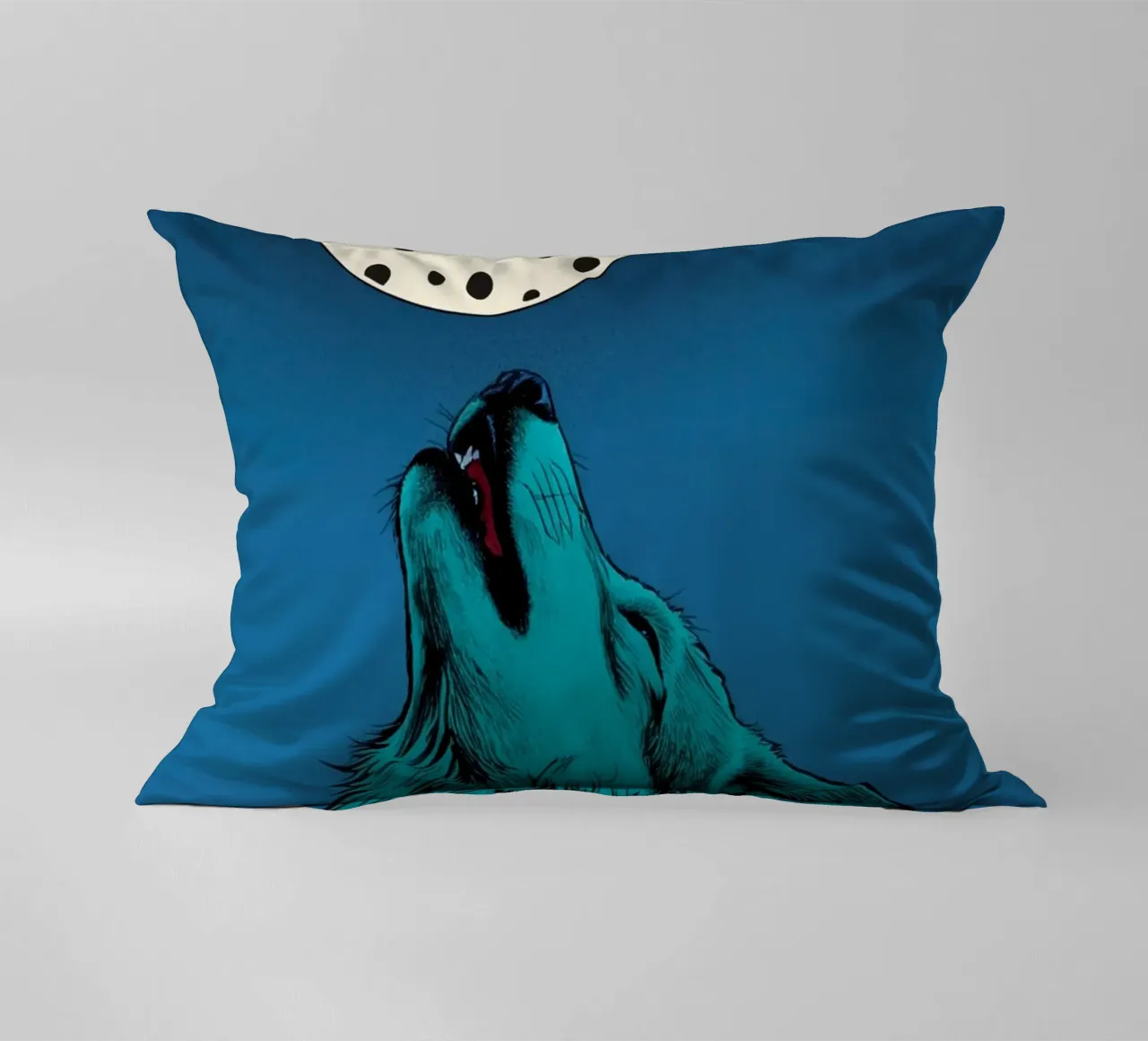 un lupo che ulula a una luna maculata cuscino da DesignDoodle