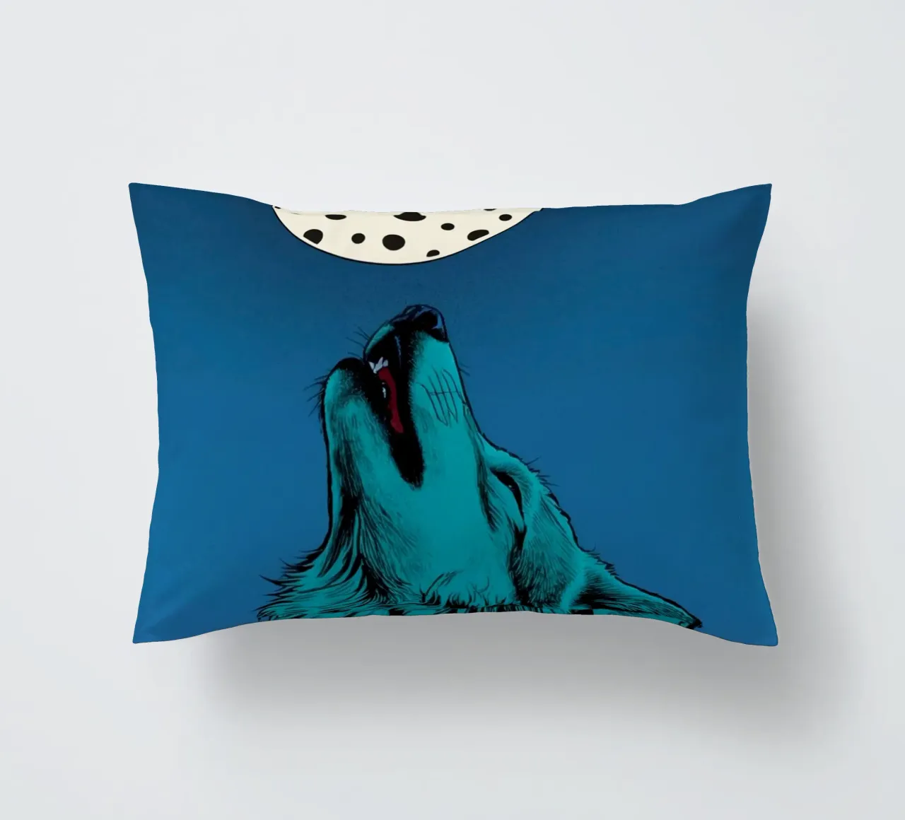 un lupo che ulula a una luna maculata cuscino da DesignDoodle