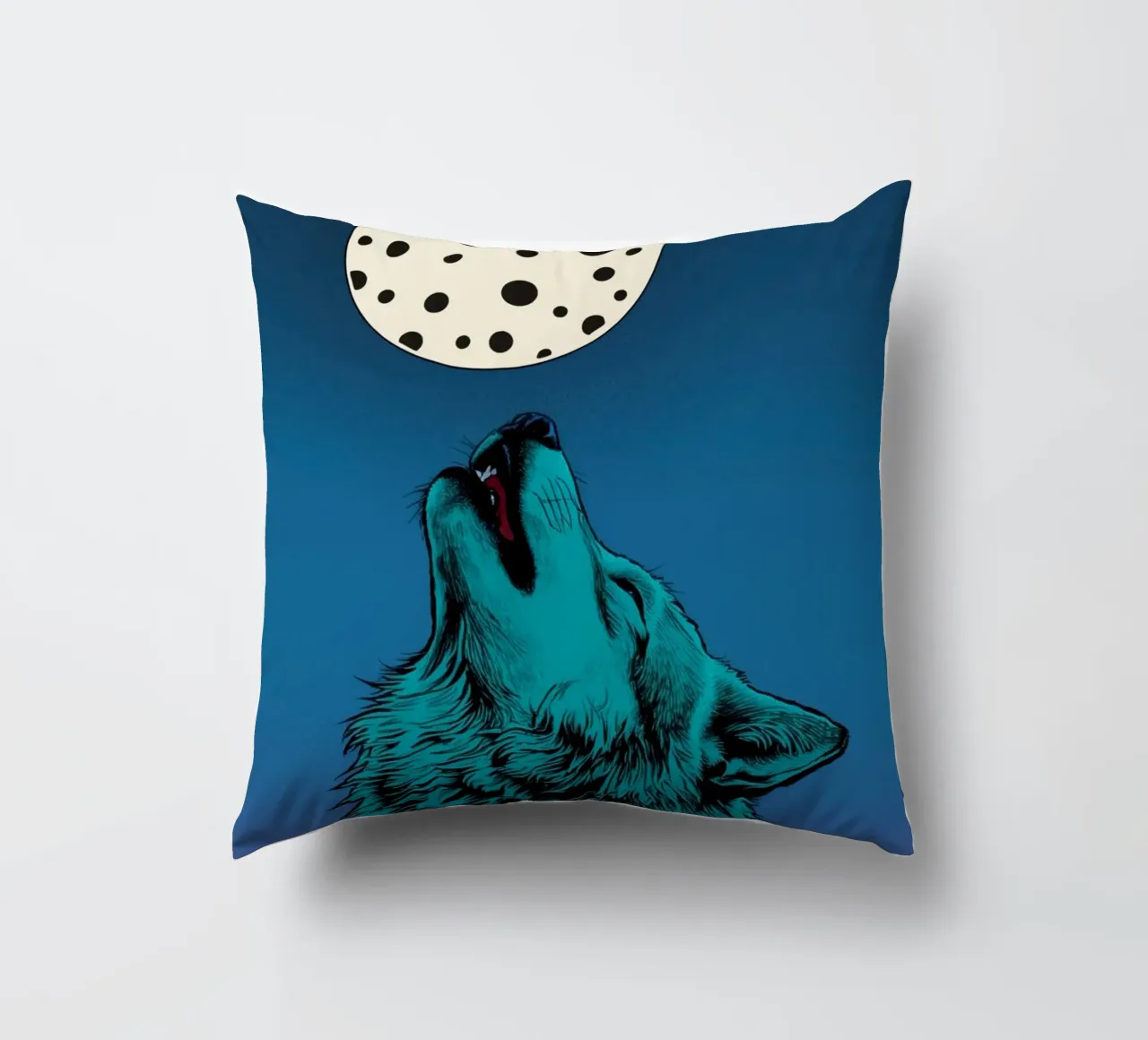 un lupo che ulula a una luna maculata cuscino da DesignDoodle