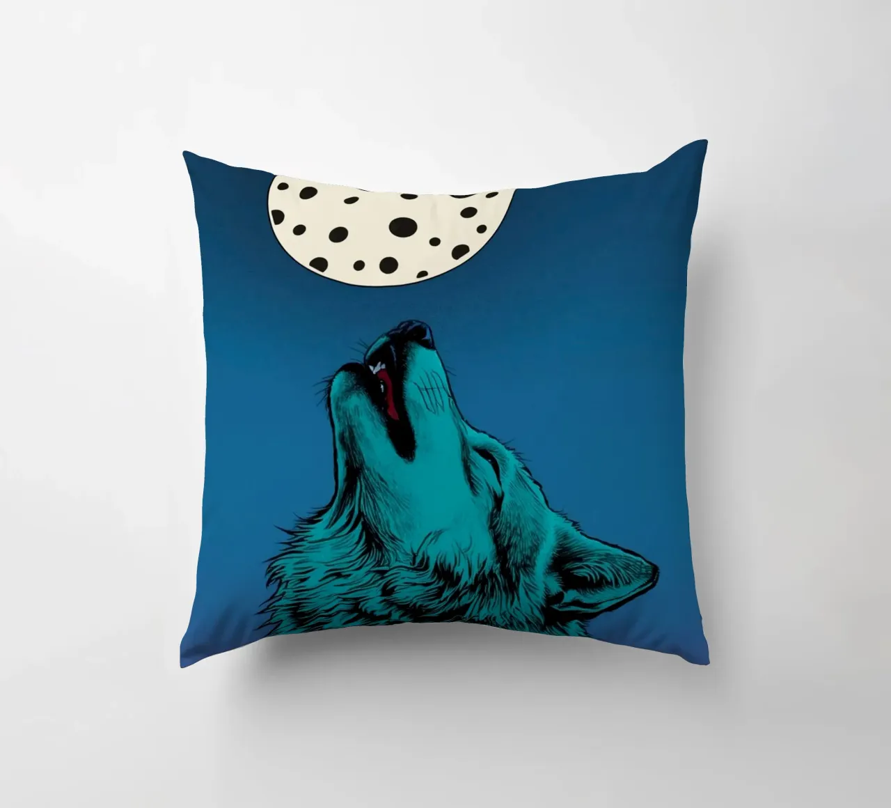 un lupo che ulula a una luna maculata cuscino da DesignDoodle