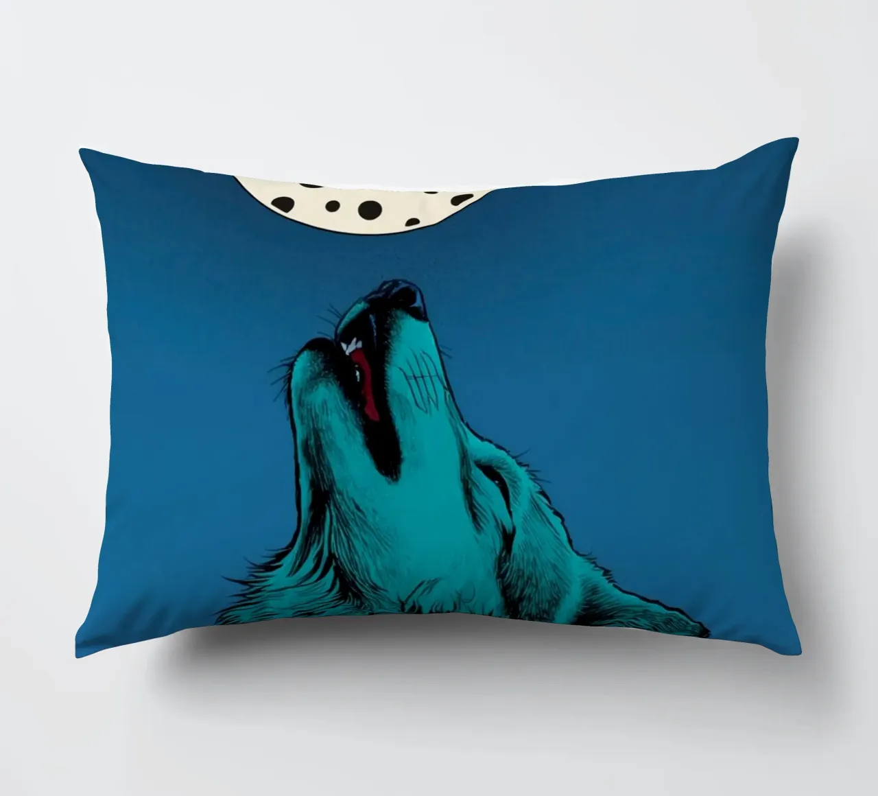 un lupo che ulula a una luna maculata cuscino da DesignDoodle