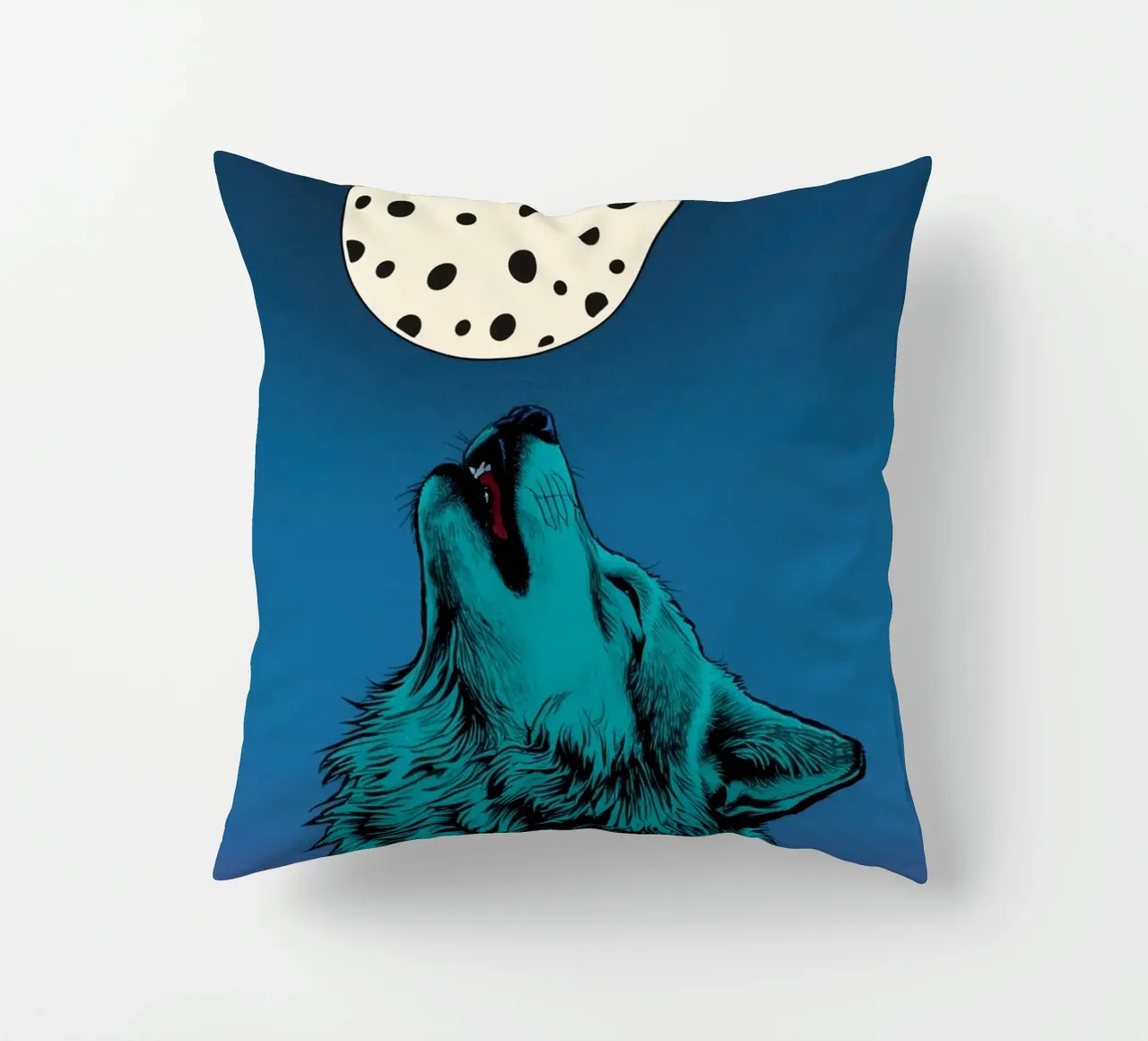 un lupo che ulula a una luna maculata cuscino da DesignDoodle