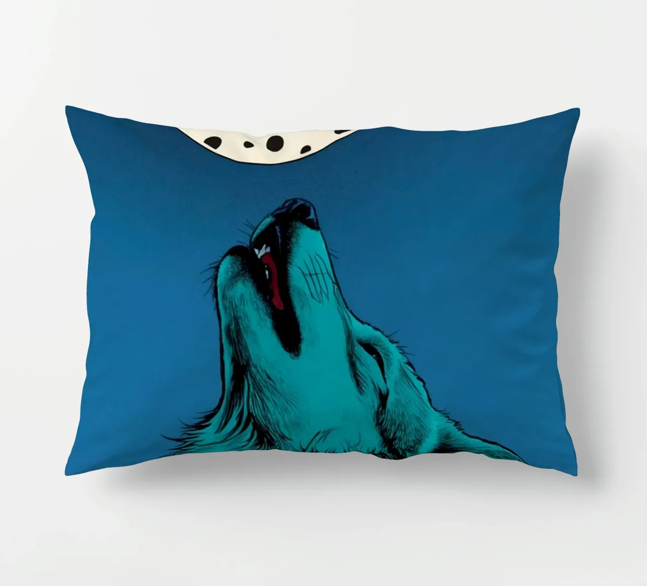 un lupo che ulula a una luna maculata cuscino da DesignDoodle