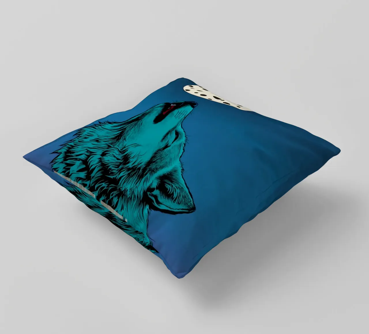 un lupo che ulula a una luna maculata cuscino da DesignDoodle