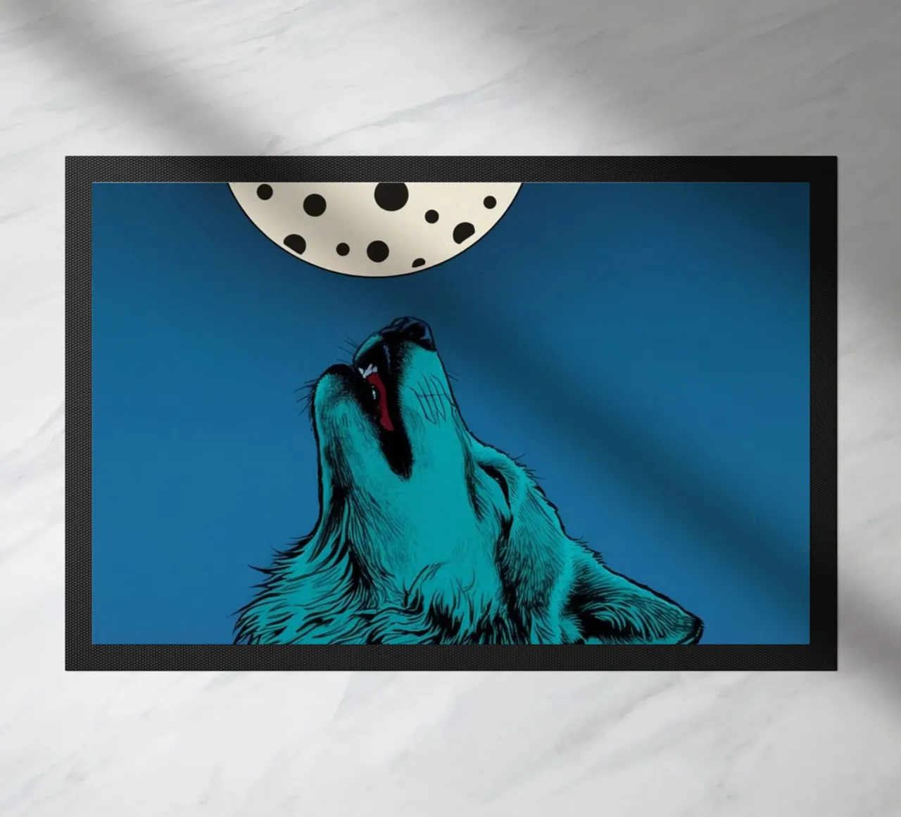 un lupo che ulula a una luna maculata zerbino da DesignDoodle
