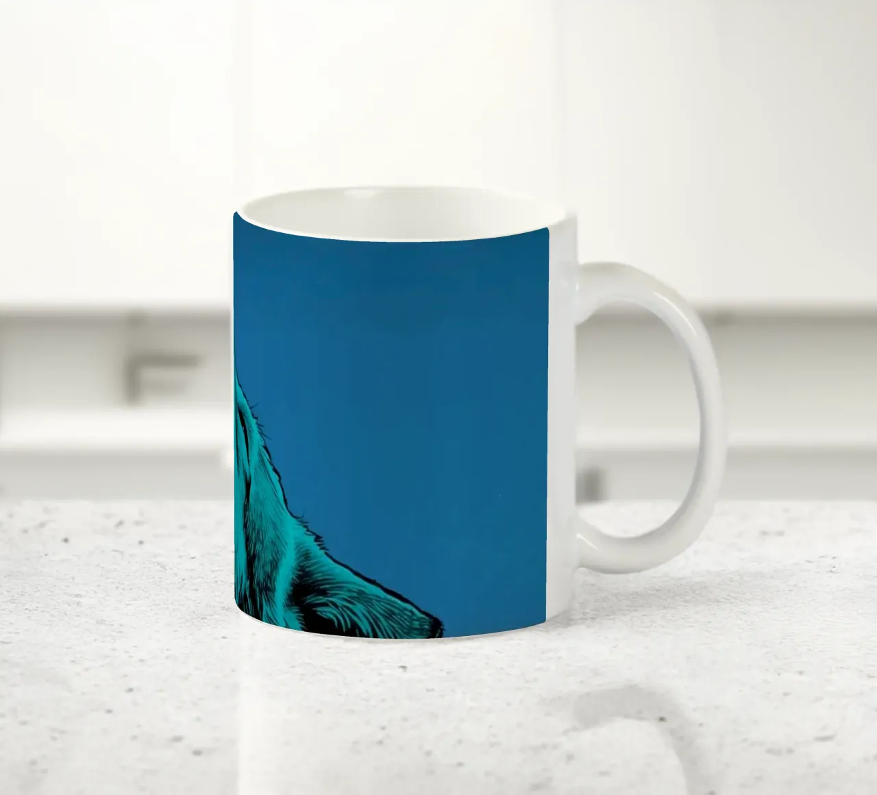 un lupo che ulula a una luna maculata tazza in ceramica da DesignDoodle