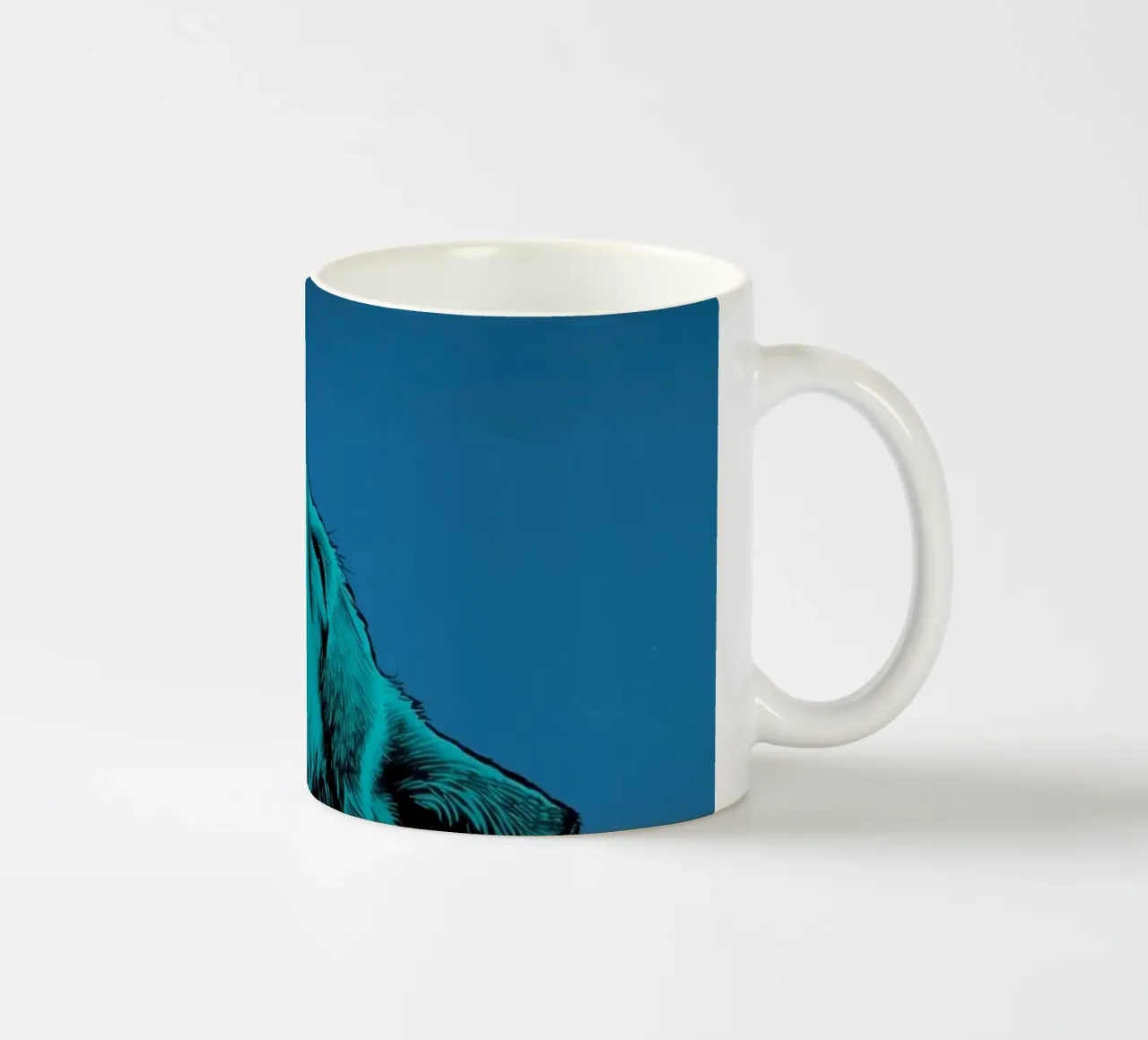 un lupo che ulula a una luna maculata tazza in ceramica da DesignDoodle