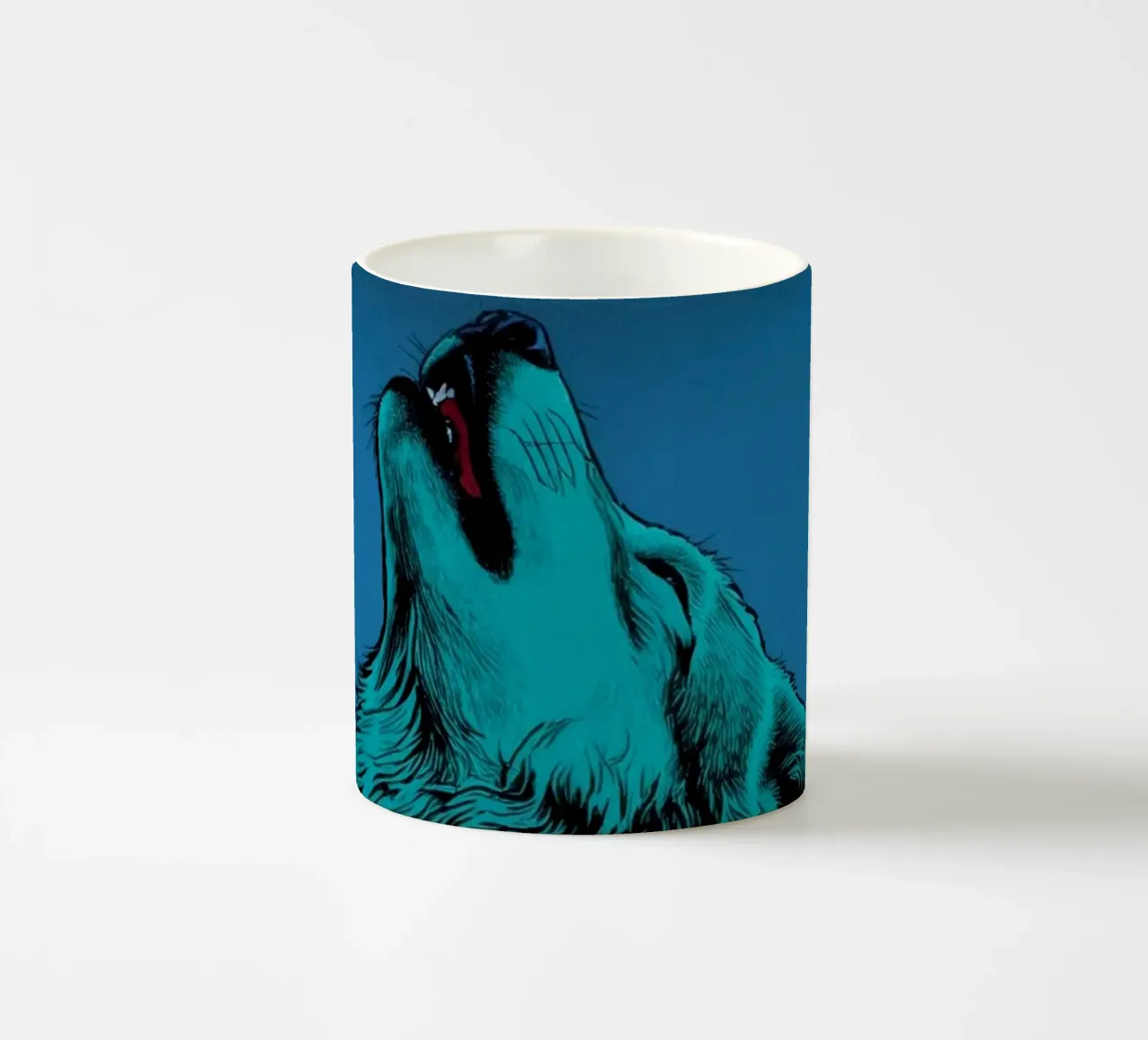 un lupo che ulula a una luna maculata tazza in ceramica da DesignDoodle