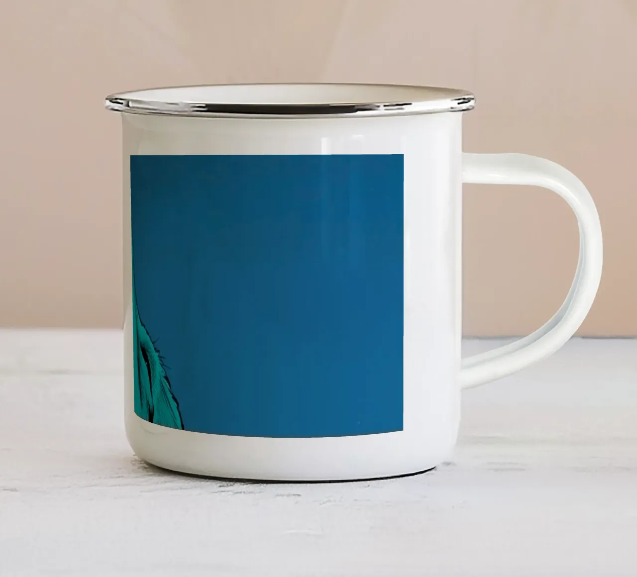 un lupo che ulula a una luna maculata tazza in smalto da DesignDoodle
