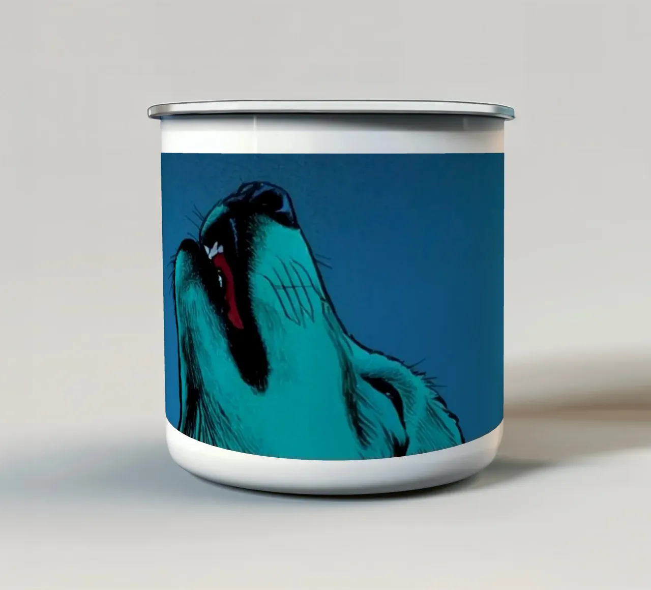 un lupo che ulula a una luna maculata tazza in smalto da DesignDoodle