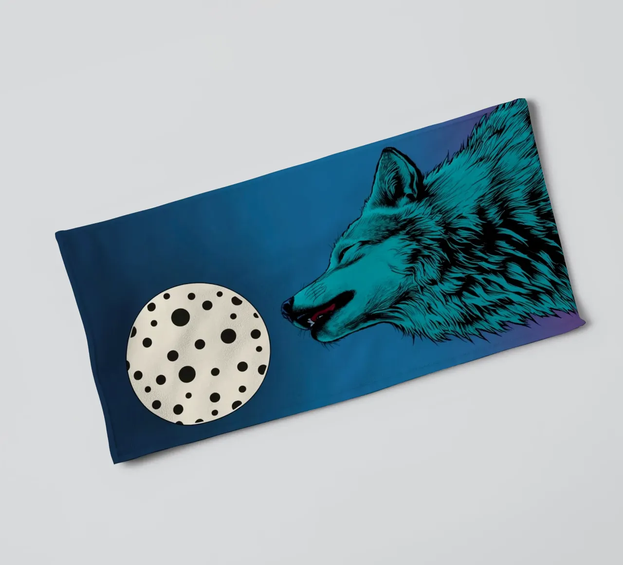 un lupo che ulula a una luna maculata asciugamano da bagno da DesignDoodle