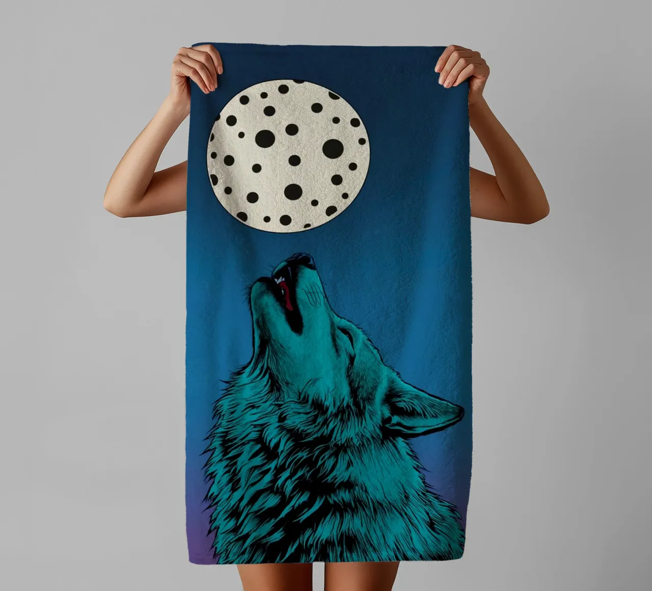 un lupo che ulula a una luna maculata asciugamano da bagno da DesignDoodle