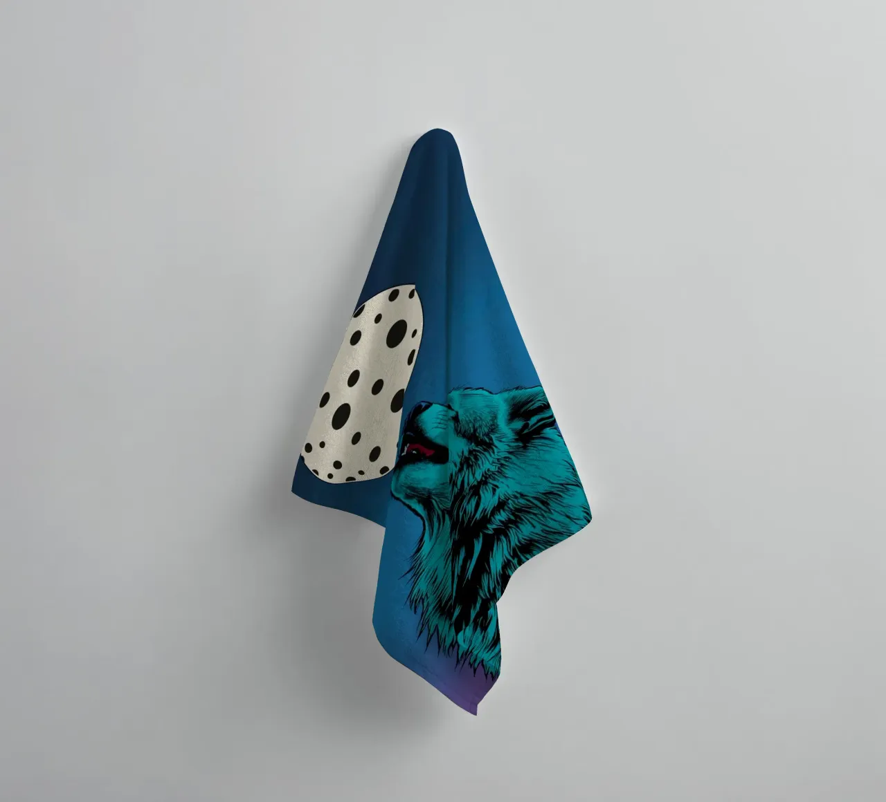 un lupo che ulula a una luna maculata asciugamano da bagno da DesignDoodle