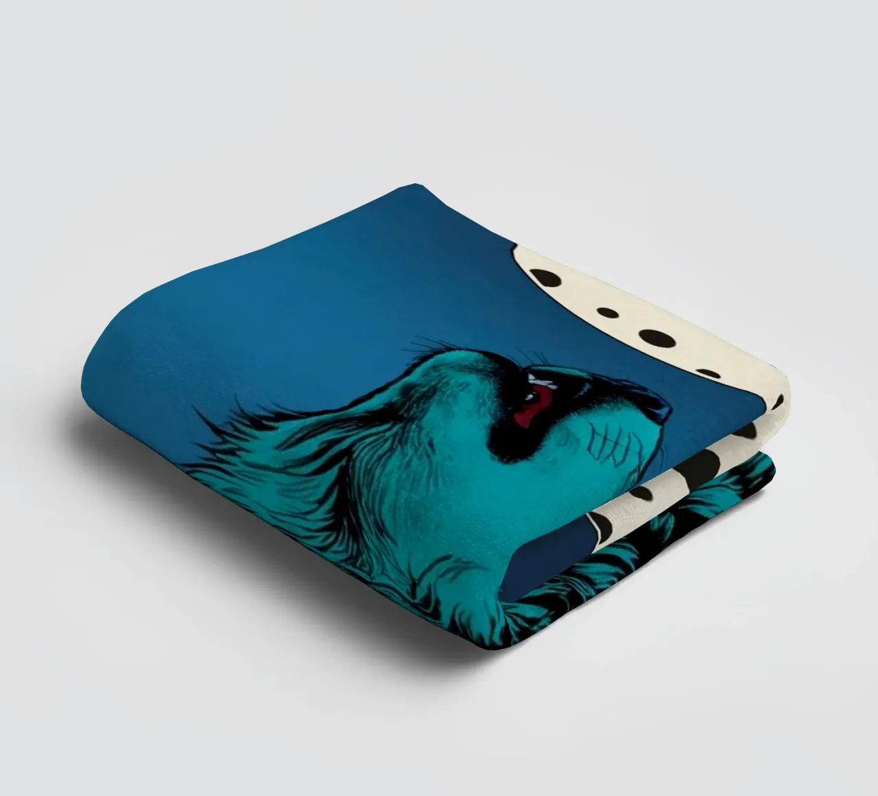un lupo che ulula a una luna maculata asciugamano da bagno da DesignDoodle