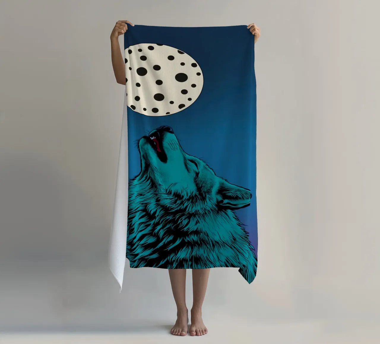 un lupo che ulula a una luna maculata telo mare da DesignDoodle