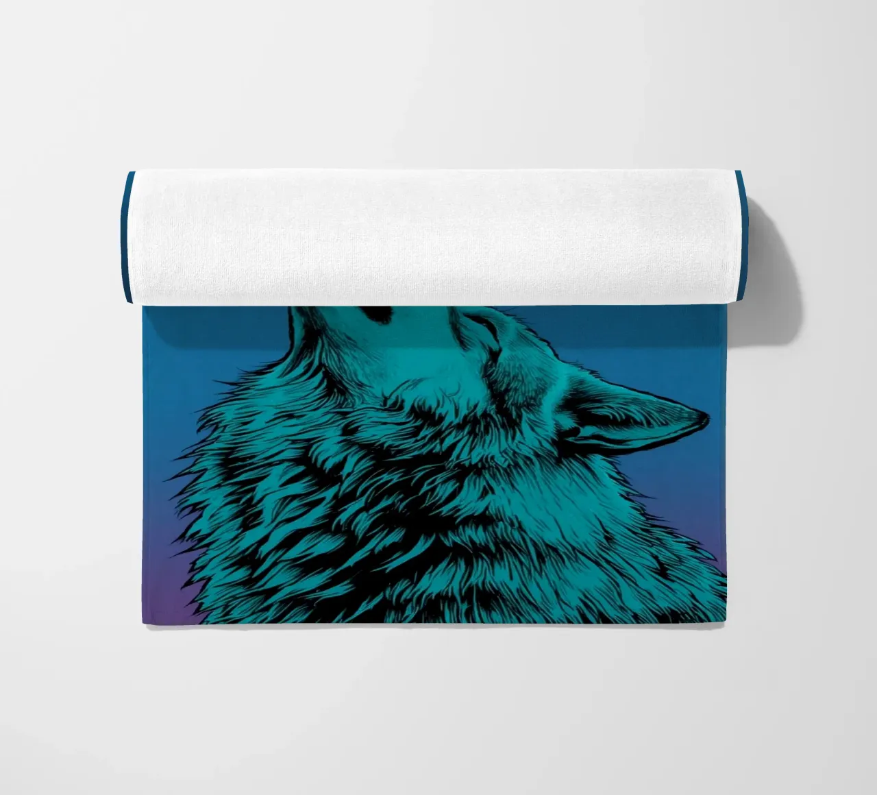 un lupo che ulula a una luna maculata telo mare da DesignDoodle