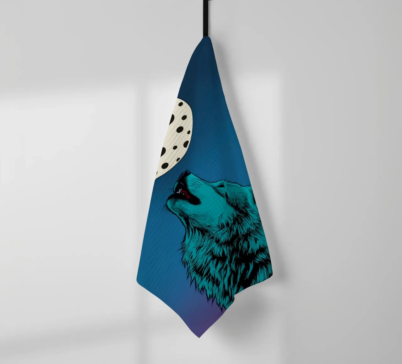 un loup hurlant sur une lune tachetée torchon de DesignDoodle